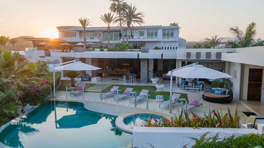 6BR Luxe Villa w/ Infinity Pool & Ocean Views - Image 1