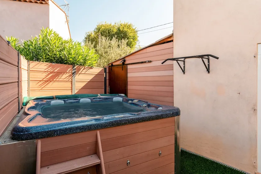 Villa avec jacuzzi, barbecue et internet haut débit | Vue ville | Parfaite pour le travail à distance - Image 1