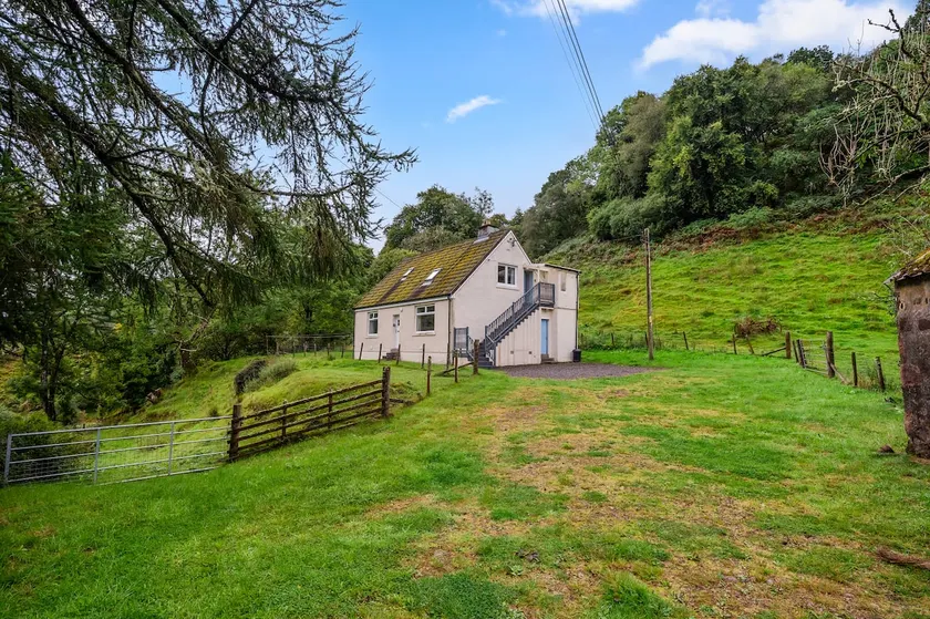 Charming 2-Bed Cottage on Tranquil Raera Farm - Image 1
