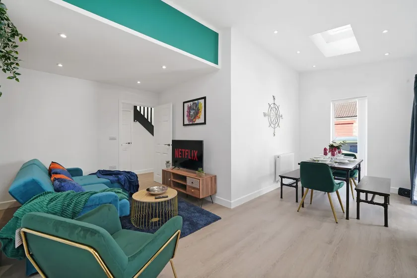 Contemporary - Bristol City Centre Apartment - Image 1