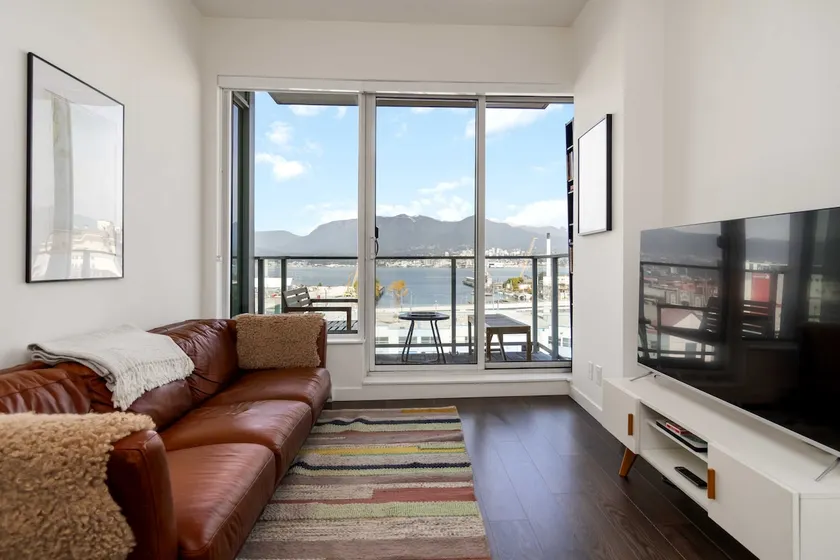 Stylish 2BR with Panoramic City & Mountain Views! - Image 1