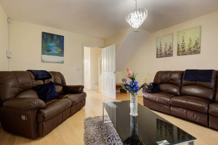 Spacious Home w Garden & Parking - Hampton Hargate - Image 1