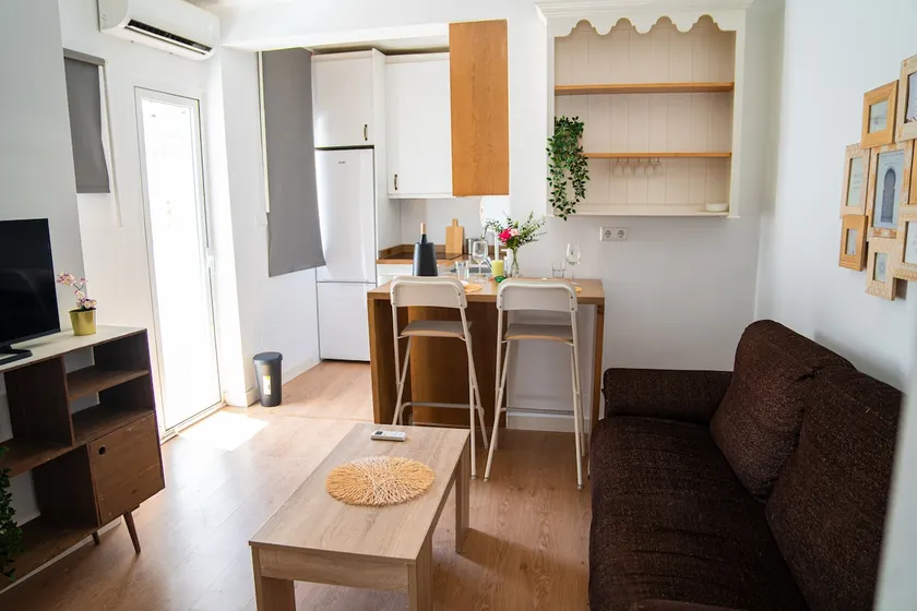 Bright apartment meters from Plaza de las Flores - Image 1