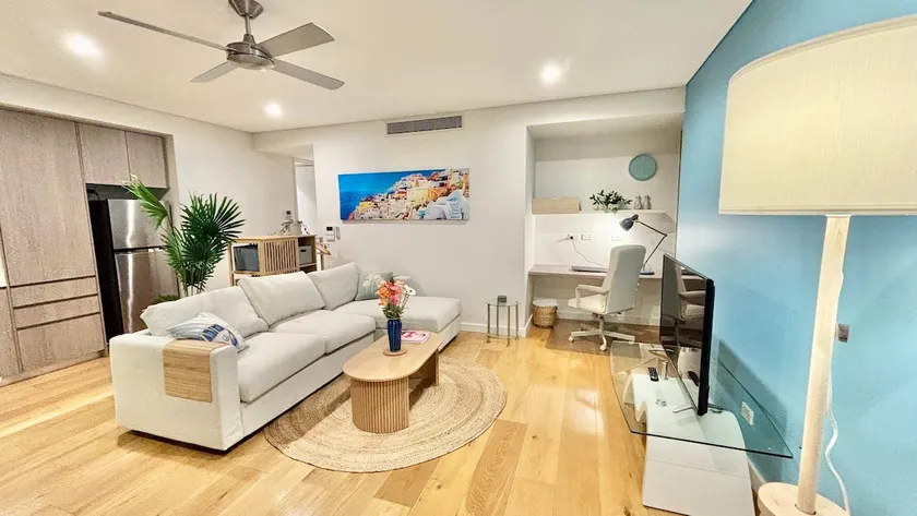 Upscale 1BR next Bondi Westfield & Trains with secure parking - Image 1