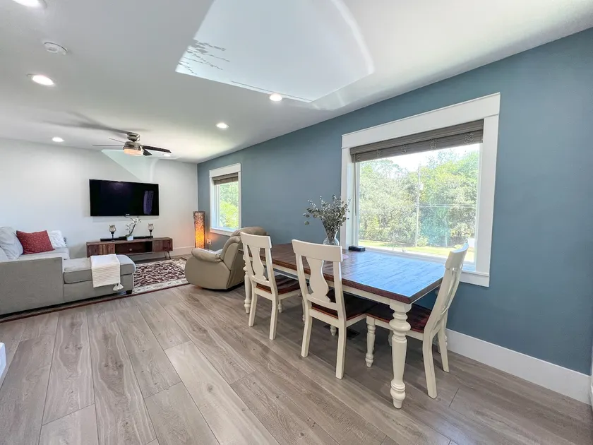 Stay Cozy: Perfect location near UWF - Image 1