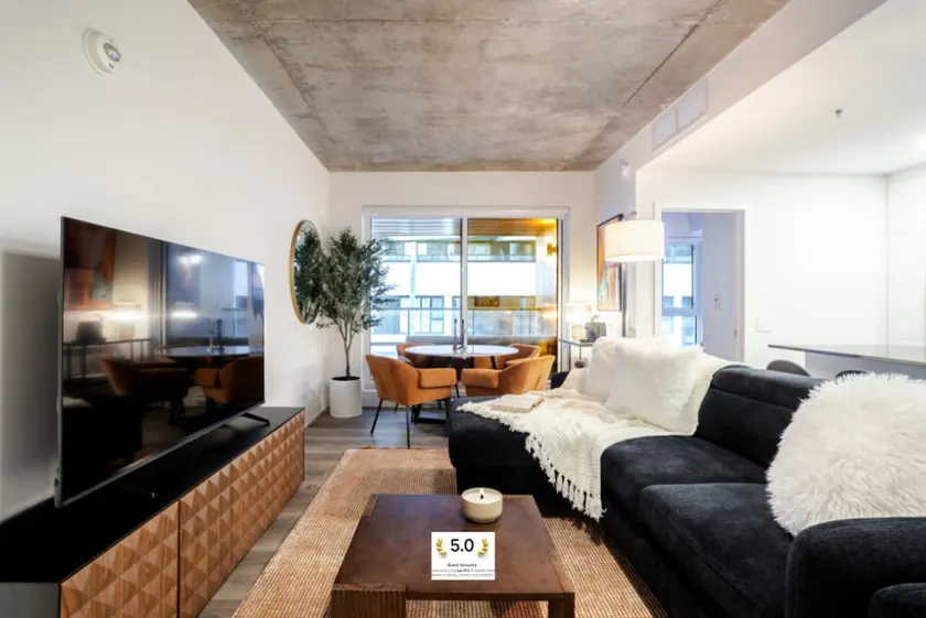 Luxury Living in MTL | Free Parking - Image 1