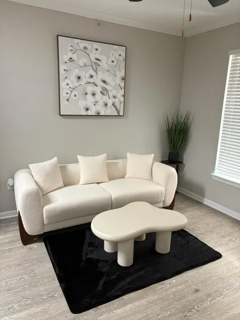 Stylish 1BR Near Woodlands | Pool, Gym & Parking - Image 1