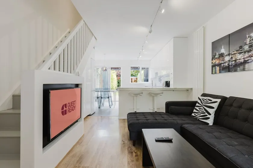 GuestReady - 2 BR Terrace House in Southwark - Image 1