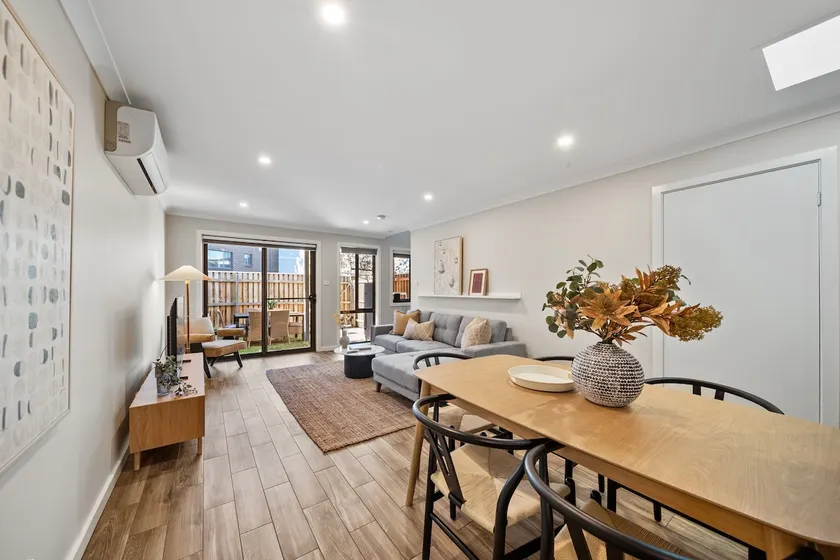 Stylish Townhouse with Private Courtyard - Image 1