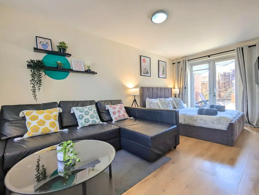 Stylish 4-Bed, 3-Bath Townhouse with Free Parking - Image 1