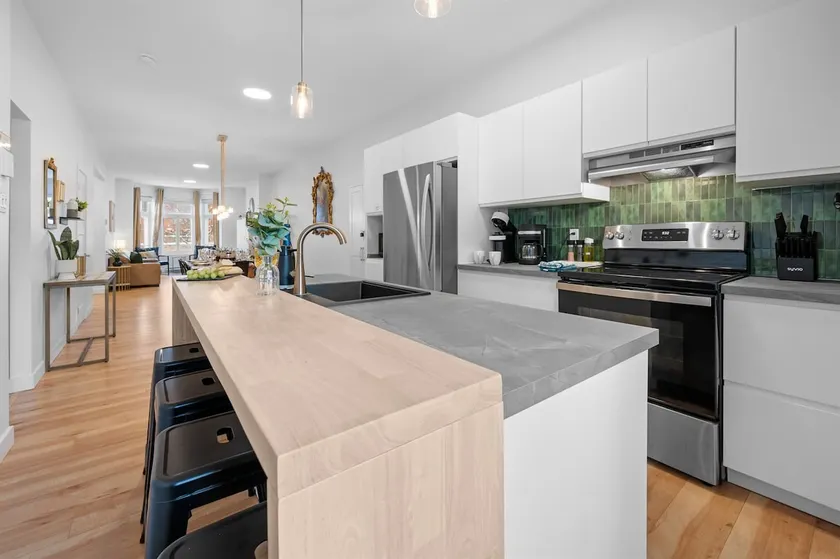 Newly Renovated - Grande-Allée - 3BR, 5 Beds - Image 1