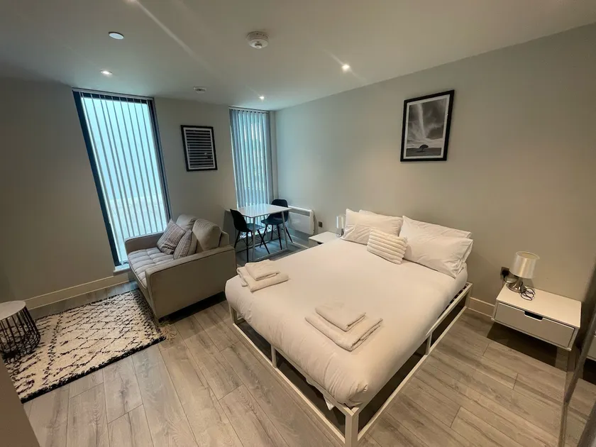 Modern Studio in Bracknell with free Parking - Image 1