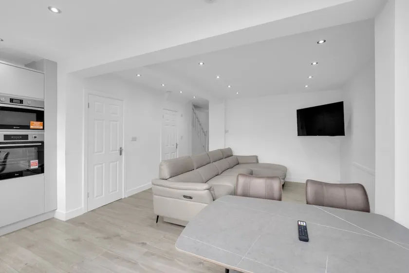 4 Bed - Sleeps 8 - Free Parking - Garden - Image 1