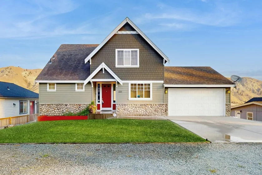 Three BR home with great views & location - Image 1