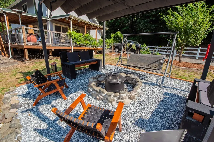 Scenic Views! Riverfront Kalama Home, Pets Welcome - Image 1