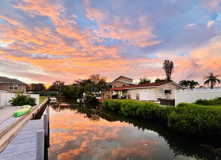 Waterfront retreat with kayaks, walk to the beach - Image 1