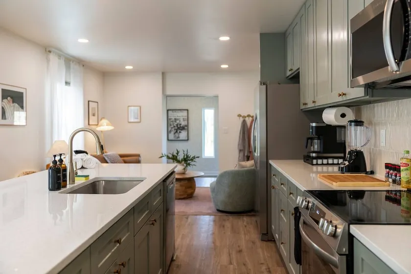 Stunning 2 BR - Parking and Walk to Park - Image 1