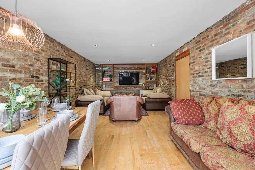 5 Bed 2 Bath Private House with Balcony - London - Image 1