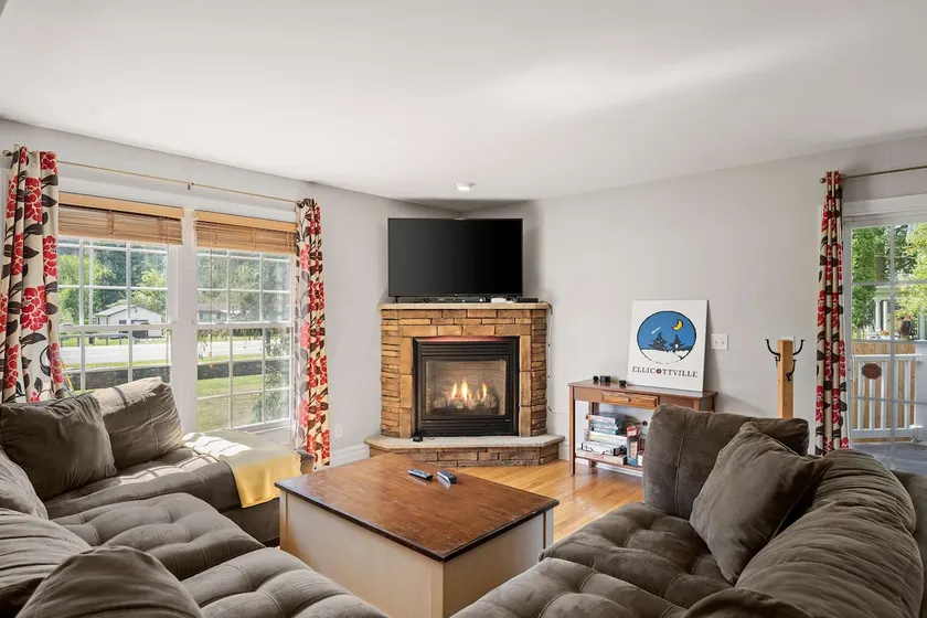 Family Friendly Spacious 4BR Townhome Hot Tub less than 1 mile to town - Image 1