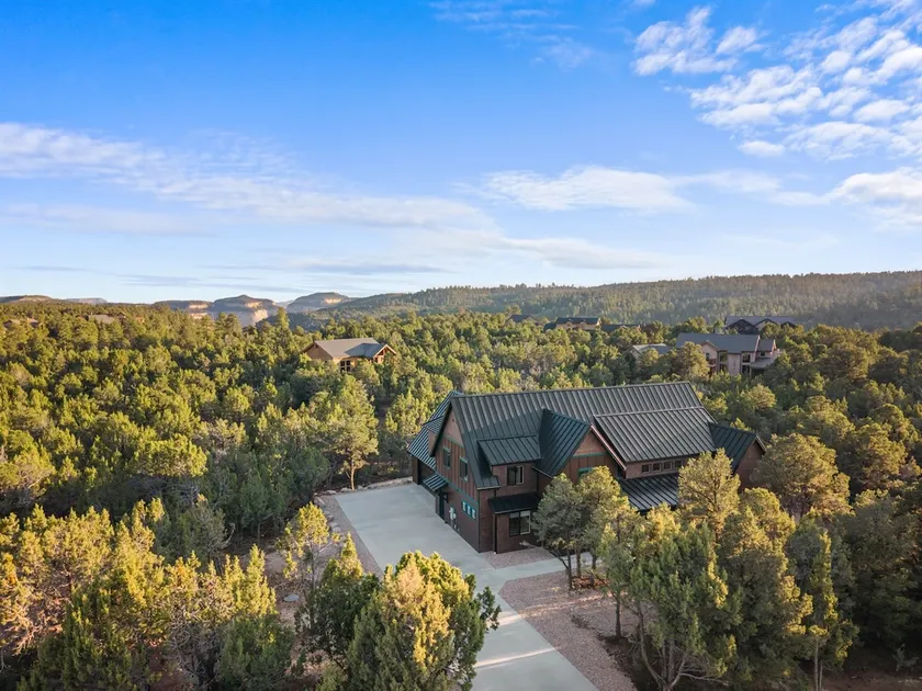 Luxe Stay at Ember Lodge, Zion - Image 1
