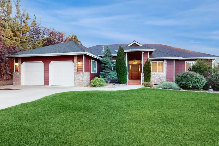 3BR home with yard, patio, WiFi, fireplace - Image 1