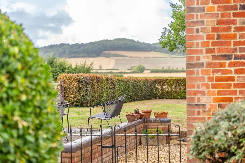 Maple Cottage - Rural Charm & Cotswold Views - Image 1