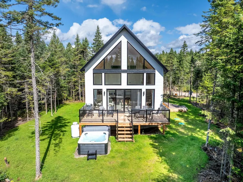 Spa and Pool Table - Chalet Ayoka - Image 1
