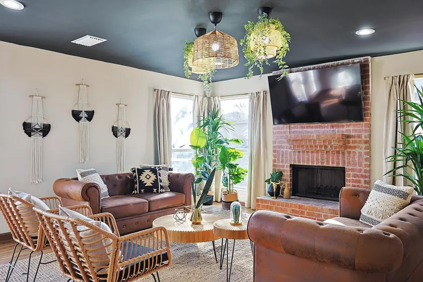 Luxury 5BR Getaway w/ Pool, Hot Tub & Cinema - Image 1