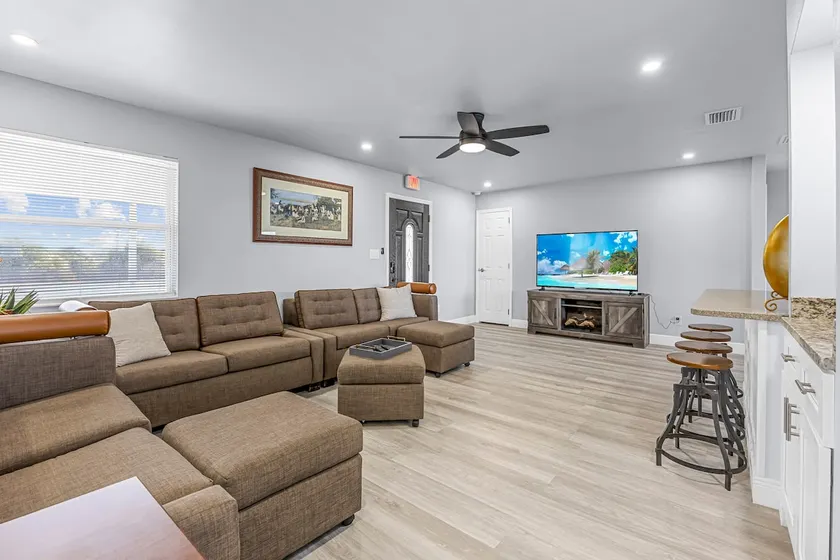 Expansive Oceanfront Views and Beach Access - Stunning Tropical Retreat - Image 1