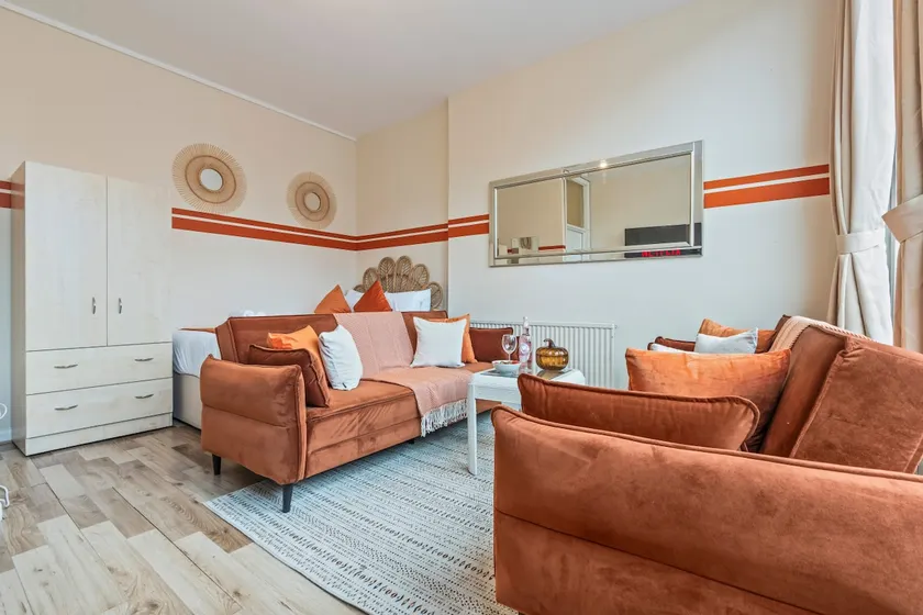 Fulham 3-Bed Near Stamford Bridge - Image 1