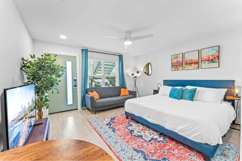 Prime SoCo boutique studios with laundry WiFi 7 Min to DT - Image 1