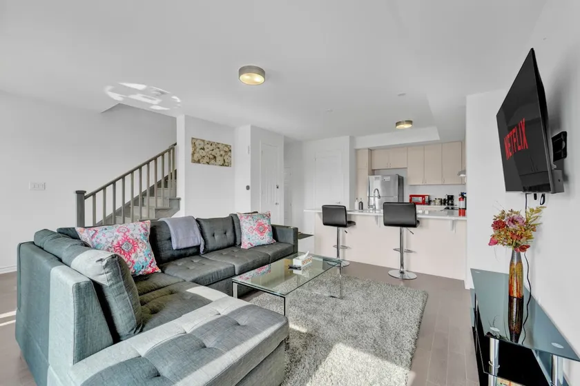 Stylish 3BR 2.5 Bath Townhouse w/ Patio & parking - Image 1