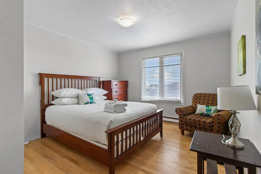 Modern 2BR Suite Parking Laundry - Image 1