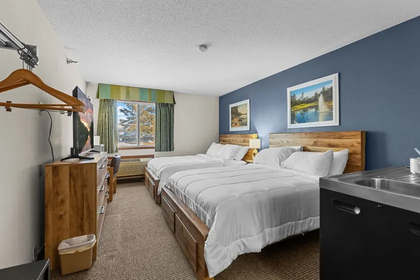 North Long Lake · Double Queen Kitchenette - Image 1