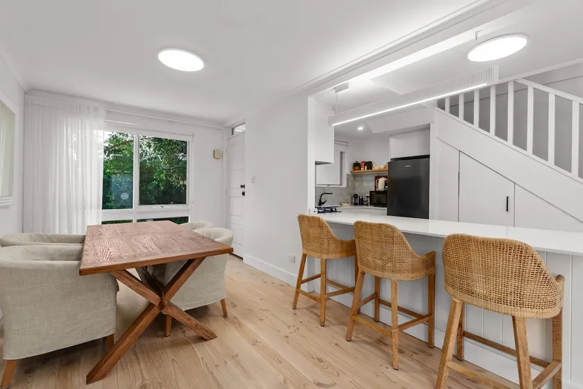 Stylish 2-Bed Townhouse in Leafy Hyde Park - Image 1