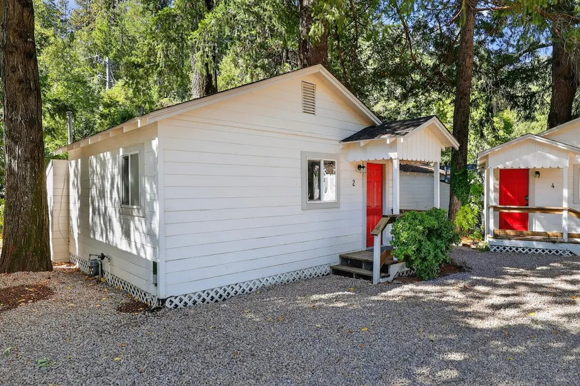 Rouge Cobb Mountain Hotel - Cabin 2 - Image 1