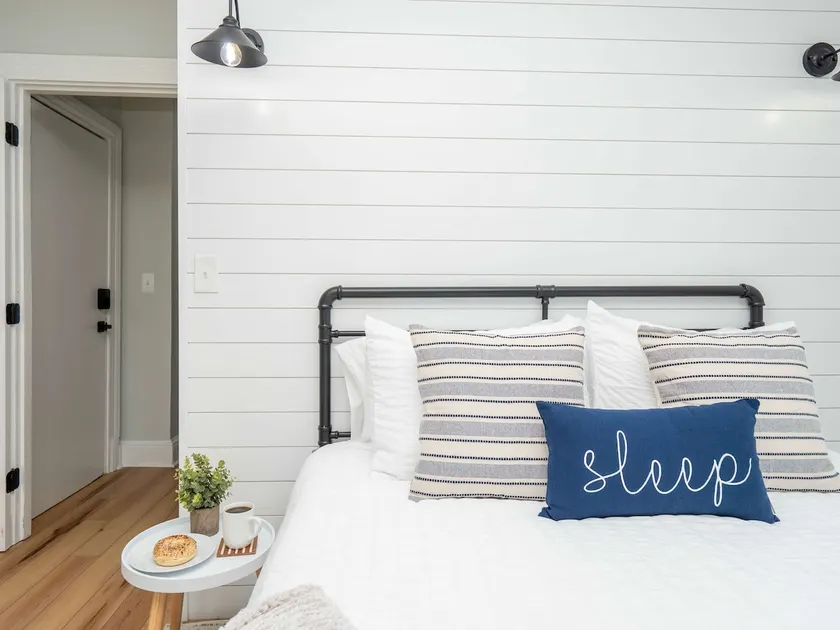Jennifer's Modern & Comfy Broadway Walkable Stay - Image 1