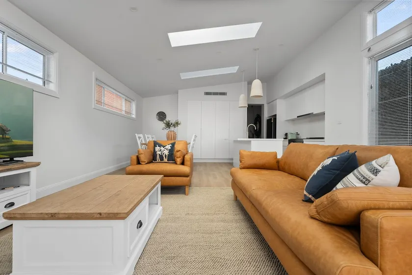 Sweet Seymour - 3 Bed 2 Bath Cosy & Modern Home - Image 1