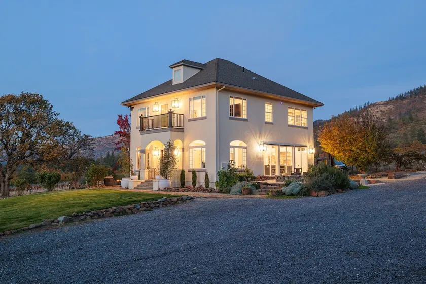Starry Oak Vineyard Retreat w Hot Tub - Image 1
