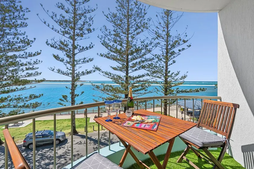 Golden Views Hideaway - Ocean views & Free parking - Image 1