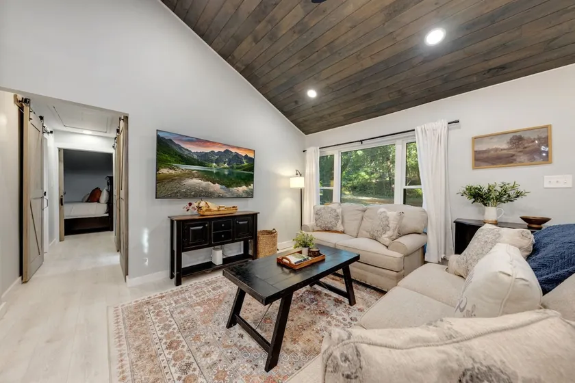 The White Lodge 4BDR Sleeps 8 with Fire Pit - Image 1