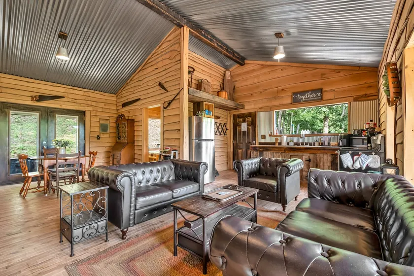 Sleeps 4| Private Bathroom | Stunning Views - Image 1