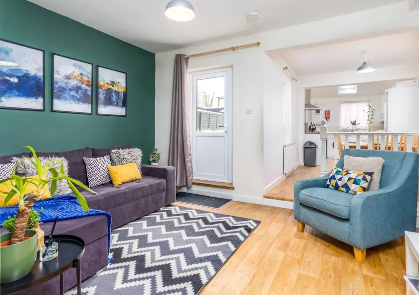 Beautifully furnished 4 bedroom house - Image 1