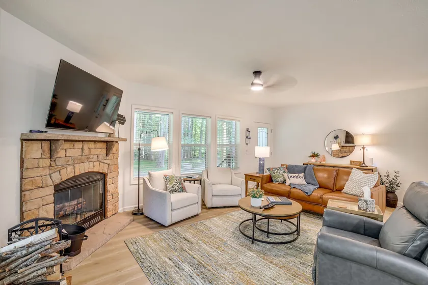 Lake Access, Pools & More: Family Home in Stanwood - Image 1