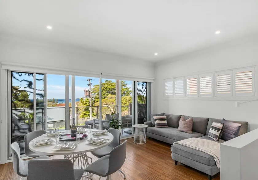 Surf Haven Escape - Modern and Central in Thirroul - Image 1
