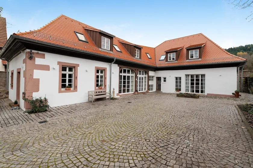 Old coach house - Image 1