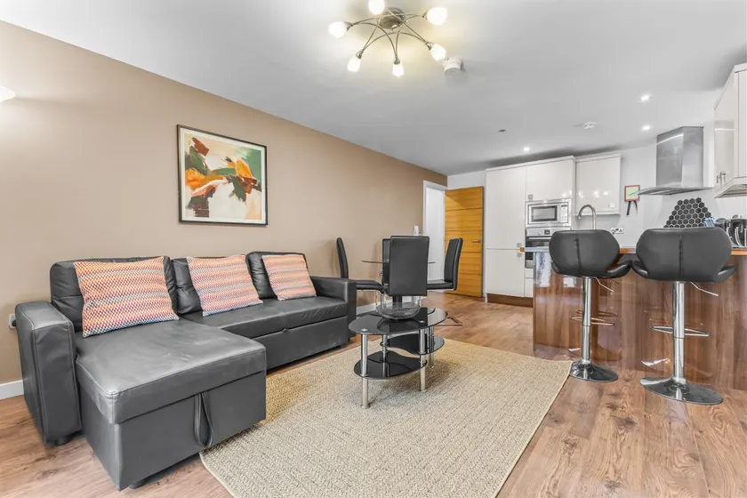 Spacious 2 Double Bedroom Apartment Near Manchester City Centre, Salford - Image 1