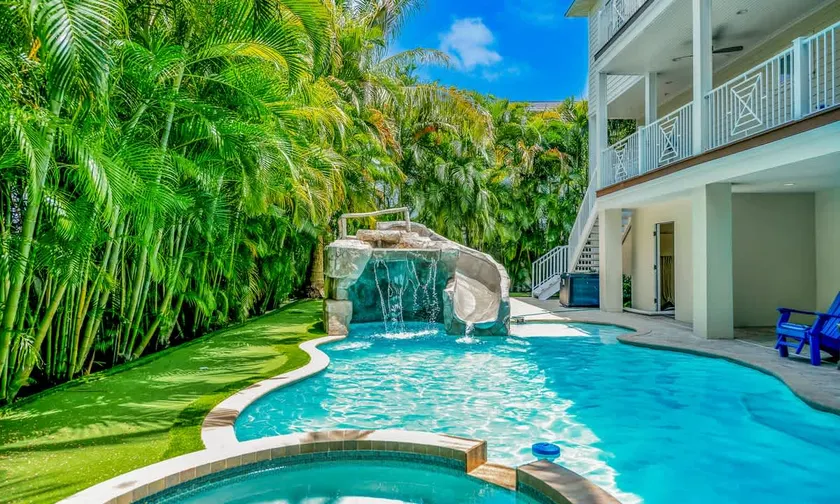 Tropical Hideaway - Luxury home near dining & beach - Image 1