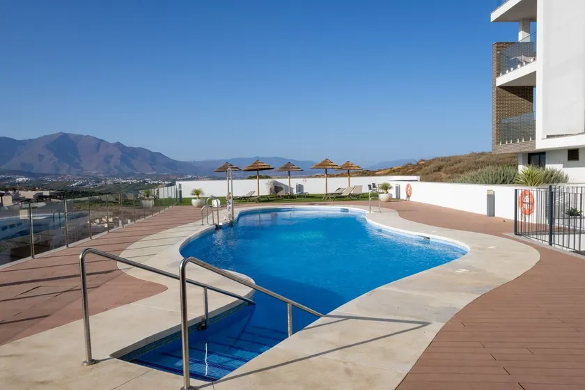 Luxury apartment with sea and mountain views - Image 1