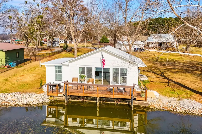 Cozy Cottage on Main Channel of Lay Lake - Image 1